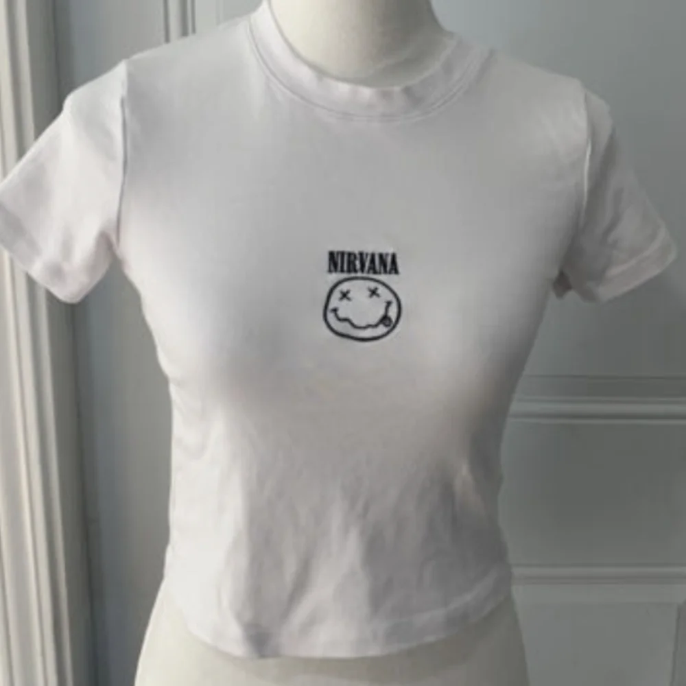 NIRVANA SMILE Cropped Tee womens size Large - Picture 1 of 7